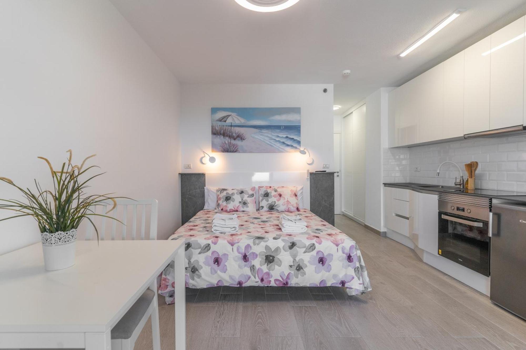 Go2Tenerife Apart'Dida Pool & First Line Of The Sea Лос Кристианос Экстерьер фото